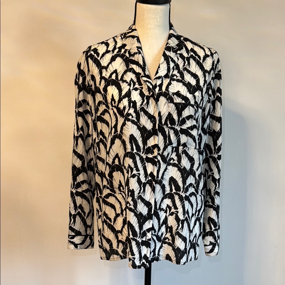 Chic Monochrome Leaf Pattern Blazer - image 1